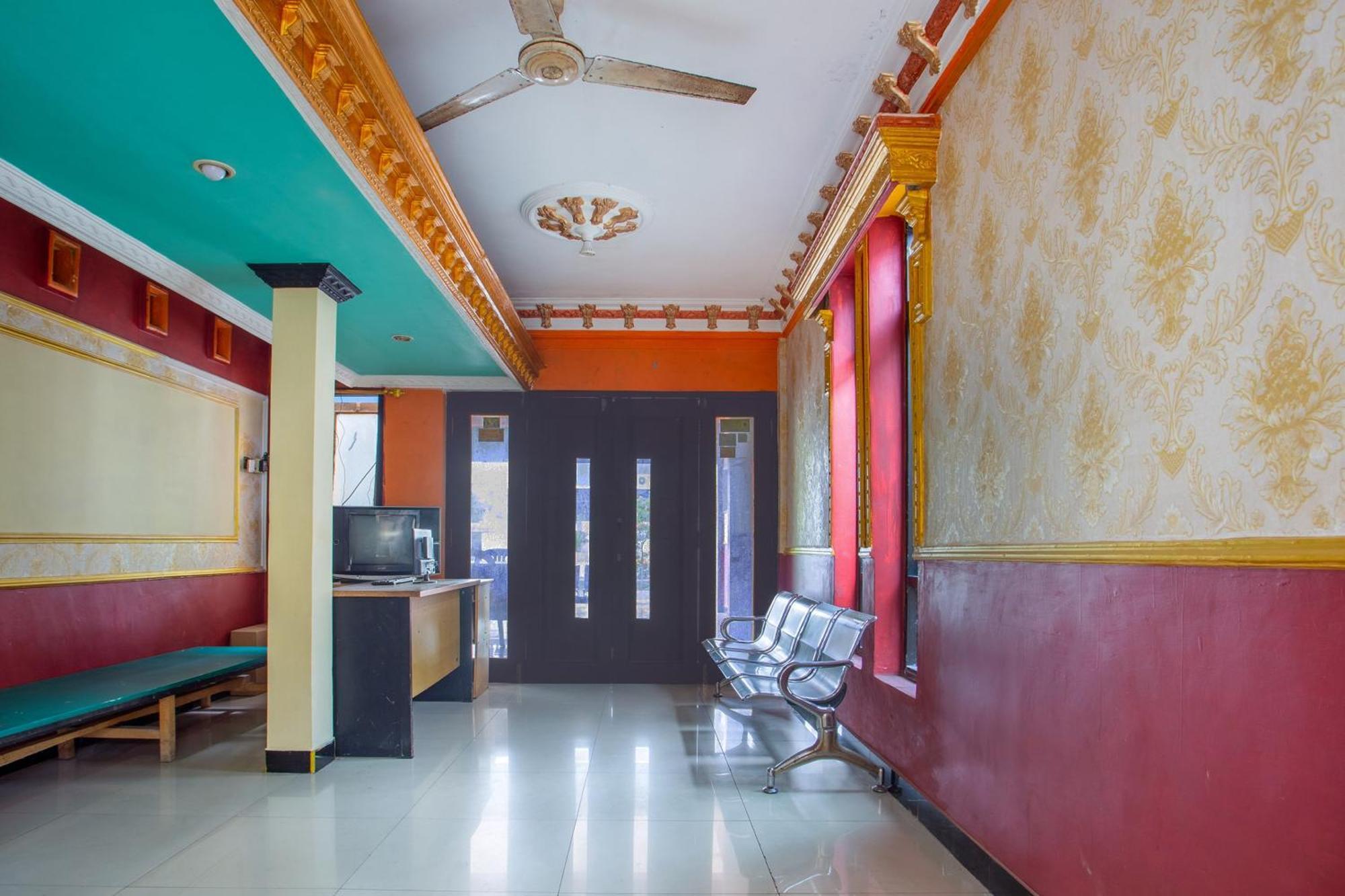 SPOT ON 2473 Buana Jaya Guest House Cilacap Bagian luar foto