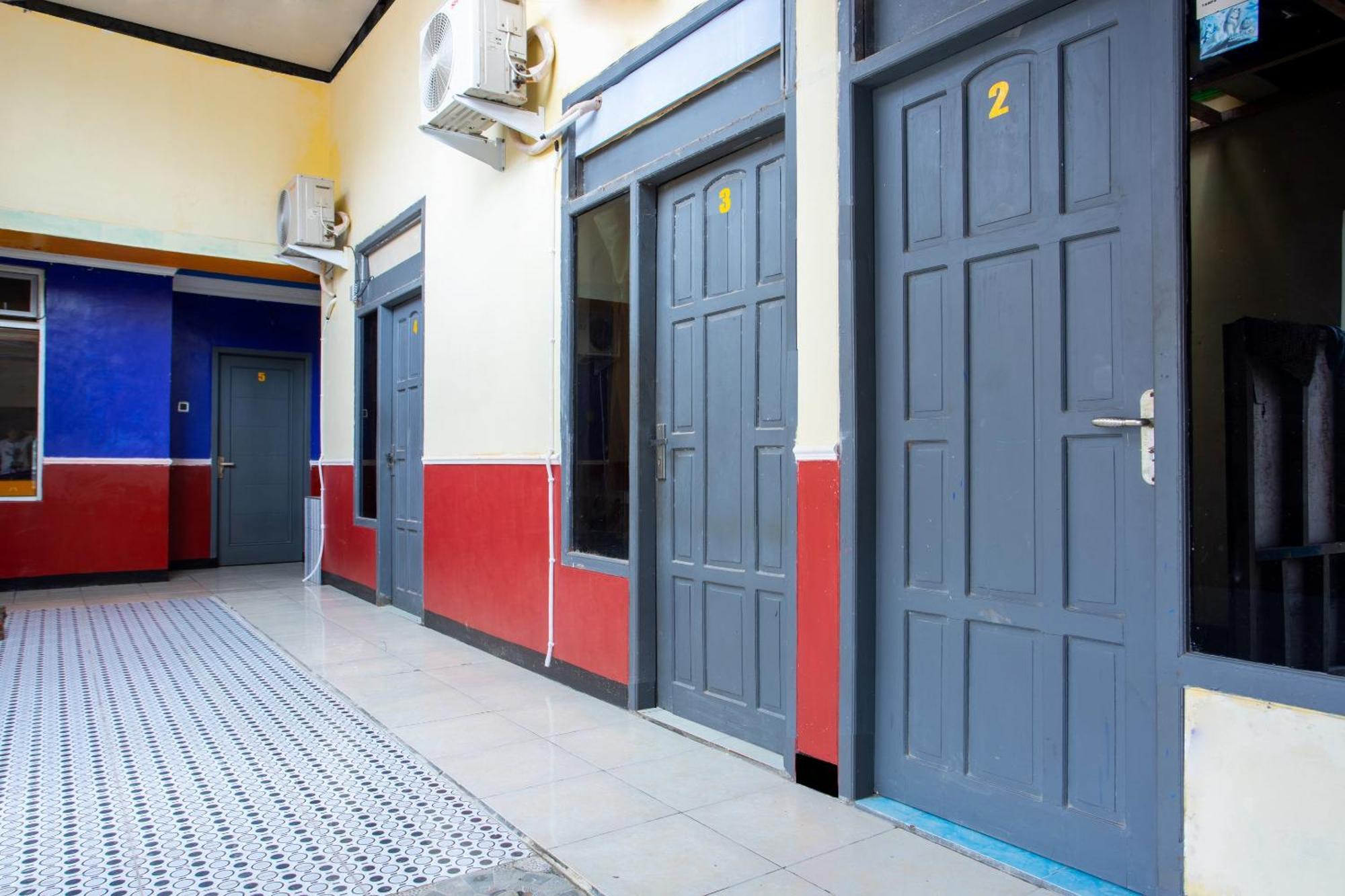 SPOT ON 2473 Buana Jaya Guest House Cilacap Bagian luar foto