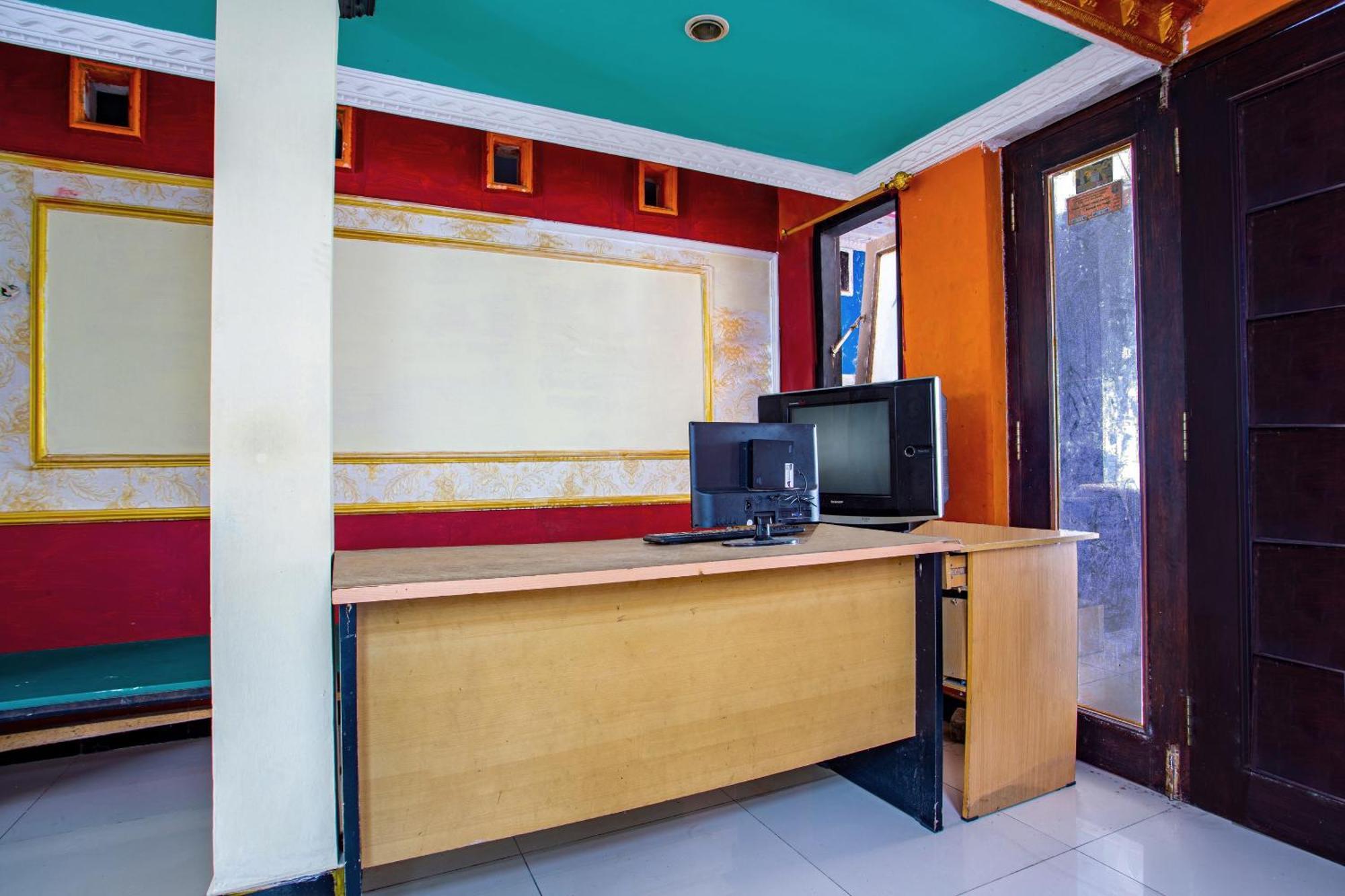SPOT ON 2473 Buana Jaya Guest House Cilacap Bagian luar foto