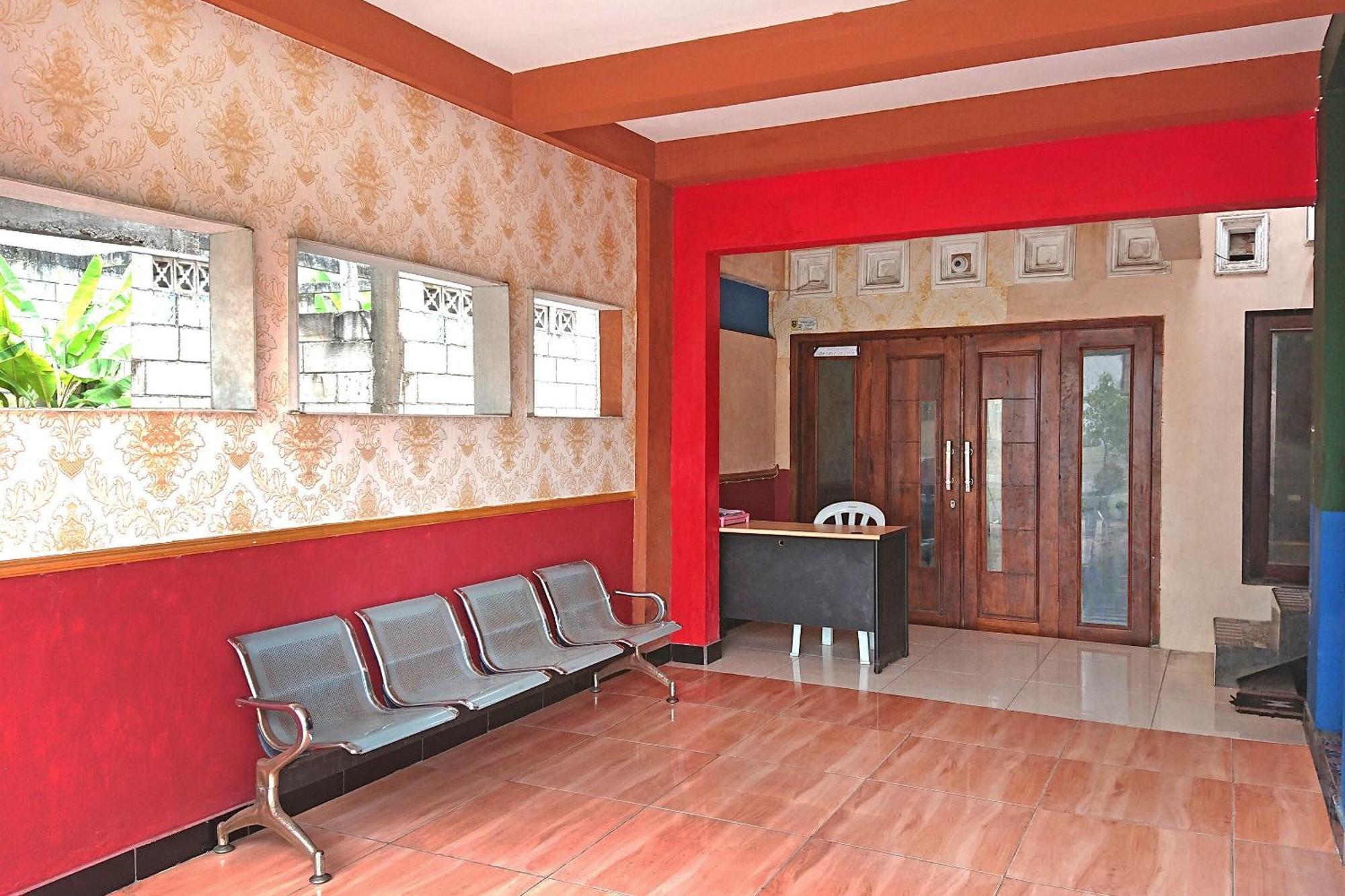 SPOT ON 2473 Buana Jaya Guest House Cilacap Bagian luar foto