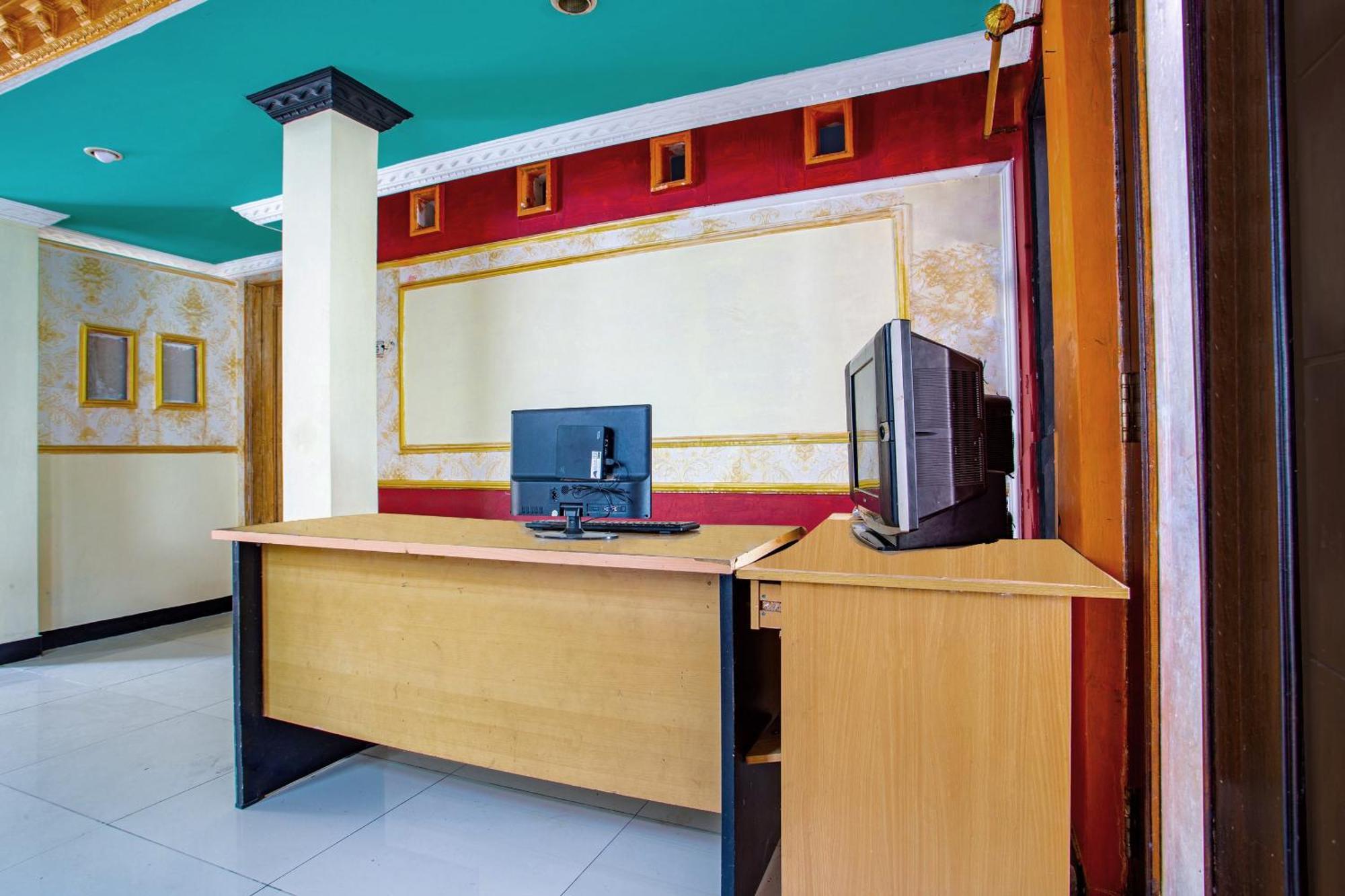 SPOT ON 2473 Buana Jaya Guest House Cilacap Bagian luar foto