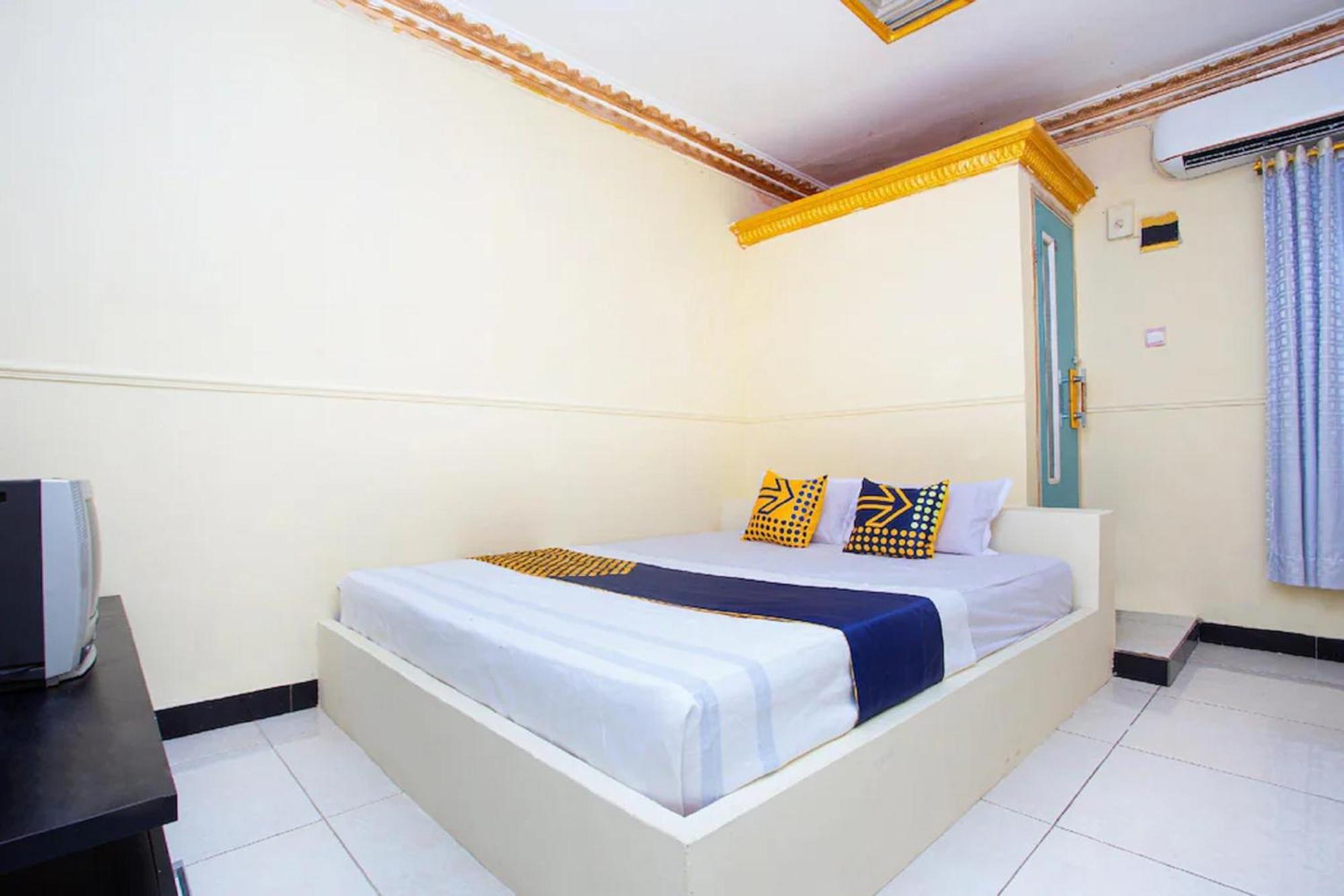 SPOT ON 2473 Buana Jaya Guest House Cilacap Bagian luar foto